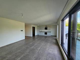 Recent appartement met 2 slaapkamers in Eisden.Centrale  ligging nabij de Pauwengraaf en het commercieel centrum van M2, Maasmechelen Village, de...