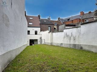 <p><span>Prachtig gerenoveerde herenwoning met 5 slpks, 2 badkamers en tuin in het hart van Geraardsbergen</span></p><p><span>In het centrum van Geraardsbergen bevindt zich deze stijlvolle en volledig gerenoveerde herenwoning, waar karakter en modern comfort naadloos samenkomen. De woning is voorzien van maar liefst vijf ruime slaapkamers en twee volledig uitgeruste badkamers ideaal voor grote gezinnen of mensen die extra ruimte wensen voor een bureau of hobbyruimte.</span></p><p><span>De woning beschikt op de benedenverdieping over een inkomhal, een gastentoilet, een ruime en lichtrijke leefruimte met een moderne open keuken die uitgerust is met alle toestellen. Deze geeft toegang tot het aangename terras en de stadstuin.</span></p><p><span>Op de eerste verdieping bevinden zich een nachthal, een eerste ruime slaapkamer, een badkamer met dubbel lavabomeubel, douche en ligbad, een apart toilet en een wasberging.</span></p><p><span>Op de tweede verdieping is er opnieuw een nachthal met twee slaapkamers, waarvan één met bergruimte/dressing, en een tweede badkamer met lavabomeubel, douche en toilet.</span></p><p><span>De zolder werd ingericht met nog twee bijkomende slaapkamers.</span></p><p><span>EPC-label A! Centrale verwarming op gas en elektriciteit is conform!</span></p><p><span>Deze unieke woning combineert het charmante karakter van een herenhuis met hedendaags wooncomfort, op wandelafstand van winkels, scholen, openbaar vervoer en andere voorzieningen.</span></p><p><span>Zeker een bezoekje waard!</span></p><p><span>Gelieve te reageren via de advertentie. Wij nemen zelf contact met u op om een afspraak in te plannen.</span></p>