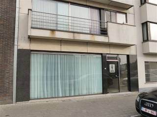 <p><span>Centraal gelegen, gelijkvloers 1-slaapkamerappartement, op wandelafstand van alle winkels, ontspanningsmogelijkheden, apotheken, etc... Omvat: inkom, grote leefruimte met lichtinval, eetplaats en ingerichte keuken. 1 slaapkamer, badkamer met inloopdouche en wastafel, technische ruimte voor wasmachine/droogkast. Terras en tuin aanwezig, alsook garage. </span></p>