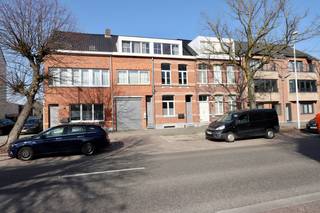 Duplex-appartement aan de Villerslei,  op wandelafstand van winkels, openbaar vervoer en scholen.  
Woonkamer met open keuken op de 1ste verdieping.  Op de 2de verdieping: 2 slaapkamers en de badkamer.  
Extra's: Gemeenschappelijke tuin en privatieve berging voor fietsen.  