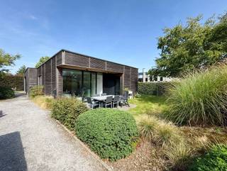 ZEER GOED GELEGEN WONING. Op een rustige en groene ligging... Lage energiewoning bestaande uit een ruime living met veel lichtinval, een volledig ingerichte keuken, een zeer ruime slaapkamer en een ruime badkamer met inloopdouche. Een afzonderlijk toilet en een ruime berging/wasplaats. De woning heeft een eigen privaat terras. De woning is voorzien van zonnepanelen waardoor het energieverbruik zeer laag is. Breng vrijblijvend een bezoek !!! De woning is gelegen naast het woonzorg centrum Elckerlyk en kan dus dienst doen als seniorenwoning, doch niet verbonden aan het centrum. Kan besproken worden naar dienstverlening met zorgverleners. Ideaal voor wie niet naar een kleine rusthuiskamer wil gaan en toch nood heeft aan een aangepaste woning. De woning is ook aangepast naar de mogelijkheid voor rolstoelgebruikers. Uniek in de streek. Ref.Par14Wev