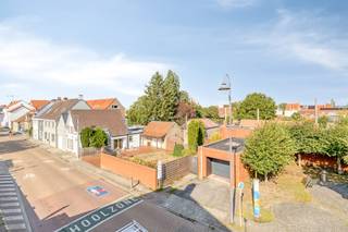 Op de hoek van de Dorpsstraat en de Stationsstraat te Sijsele (Damme) bevindt zich dit halfopen huis (/ grond met potentieel) te koop dat u onder andere een gunstig georiënteerd perceel van maar liefst 537m² met privatieve oprit, garage en 2 bijgebouwen (33m² & 20m²) aanbiedt. Dit halfopen huis geniet van een gunstige, visibele ligging langs de Stationsstraat 1 te Sijsele (Damme) met een vlotte verbinding naar Brugge, Maldegem, Damme, Knokke...<br />Indeling:<br />* Gelijkvloers:<br />- Inkomhal;<br />- lichtrijke woonkamer 1 (28m²);<br />- ingerichte leefkeuken (9m²);<br />- badkamer (6m²) voorzien van ligbad met douchemogelijkheid, wc en lavabo in meubel;<br />- praktische berging (3m²);<br />- woonkamer 2 (21m²);<br />- gunstig georiënteerd perceel 537m² met privatieve oprit, garage (29m²) en 2 bijgebouwen (30m² & 20m²).<br />* Eerste verdieping:<br />- Nachthal (2m²);<br />- slaapkamer 1 (14m²);<br />- slaapkamer 2 (13m²);<br />- toilet. <br />* Kelder:<br />- Praktische kelderberging (8m²).<br /><br />De eigendom wordt aangeboden via de Pre-sale formule. Op 28/09/2026 tussen 16:00 en 18:00 kan u het huis op afspraak komen bezichtigen en een bod uitbrengen. De vermelde prijs is een instelprijs. Voor meer info, gelieve contact op te nemen met de dossierverantwoordelijke.<br /><br />Dit pand is onderworpen aan de renovatieverplichting van de Vlaamse overheid voor residentiële gebouwen (behoudens bij sloop binnen 5 jaar na de aankoop). Consulteer voor meer informatie de website van het Vlaams Energie- en Klimaatagentschap via https://www.vlaanderen.be/een-woning-kopen/renovatieverplichting-voor-residentiele-gebouwen<br /><br />Bestuursmaatregelen in het maatregelenregister: nee