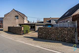 Ruime woning met 4 slaapkamers, garage en tuin te Moerzeke.Indeling: gelijkvloers: ruime woonkamer, keuken, berging/wasplaats, slaapkamer, badkamer,...