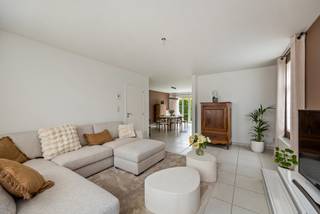 Location
This semi-detached property is located in Hove, along the Mechelsesteenweg. Despite its central location, both the house and garden enjoy a peaceful setting. With major access roads nearby and a smooth connection towards Mortsel, this is an ideal base for comfortable and centrally located living.

Layout
Built in 2007, the property features an entrance hall with guest toilet. The bright living room with dining area and open kitchen forms the heart of the home, creating a pleasant sense of space and connection. From the dining area, you have direct access to the sunny garden with two terraces, perfect to enjoy the sun throughout the day. A practical utility room and a spacious garage add extra comfort and storage space.

On the first floor, you will find a spacious master bedroom of approx. 20 m² with walk-in dressing and a bathroom equipped with both a bath and a shower. A second room can be used as an additional bedroom, office, or hobby space.

The second floor offers a surprisingly generous surface of approx. 40 m² and is currently arranged as an additional bedroom with office space. This level also includes a second bathroom with shower.

Highlights
- Energy-efficient home (EPC rating A)
- Solar panels
- 3 full-sized bedrooms
- Spacious garage
- Sunny garden with 2 terraces
- Located in a sought-after neighbourhood

Technical details
The property stands out for its strong energy performance and living comfort. Thanks to solar panels and a recent gas boiler, energy consumption is kept low, resulting in an excellent EPC rating A. The electrical installation is fully compliant with current regulations.