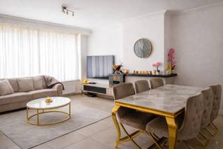 Ontdek waar comfort en uitzicht elkaar ontmoeten!<br />Op zoek naar een aangenaam appartement?<br />Dit unieke pand biedt u:<br />Een lichte, ruime living met prachtig stadszicht, Praktische keuken<br />Drie gezellige slaapkamers, Badkamer en aparte toilet<br />Een leuk terras om heerlijk te ontspannen<br />Dubbele beglazing in alle ramen<br />Vraagprijs: €225.000<br />Optie parkeerplaats: €25.000, Met toegang via de achterkant van het gebouw, elektrische poort met afstandsbediening.<br />EPC: C<br />Mis deze kans niet en neem vandaag nog contact op!