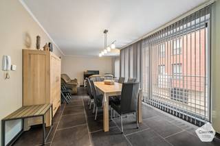 Dit moderne appartement is gelegen in <strong>hartje Blankenberge</strong> op wandelafstand van winkels, station en tal van andere nuttige locaties. <br /><br />Bij het binnenkomen via de <strong>ruime</strong> <strong>inkomhal</strong> situeert zich aan de rechterzijde een <strong>lichtrijke</strong> <strong>leefruimte</strong> met een <strong>volledig</strong> <strong>geëquipeerde</strong> <strong>keuken</strong>. Via de leefruimte heeft u rechtstreekse toegang tot het <strong>ruime</strong> <strong>terras</strong>.<br /><br />In de hal is er een apart toilet en een ruime <strong>badkamer</strong>, uitgerust met een <strong>moderne inloopdouche</strong> en een dubbele lavabo. Het appartement beschikt over <strong>drie ruime volwaardige slaapkamers</strong>.<br /><br />Verder is er een <strong>berging</strong> met de mogelijkheid voor het <strong>plaatsen</strong> van een <strong>wasmachine</strong>. Op de -I is er tevens nog een <strong>privatieve</strong> <strong>berging</strong>. Het appartement is gelegen op de <strong>eerste</strong> <strong>verdieping</strong> en is bereikbaar met de <strong>lift</strong>. Het appartement wordt individueel verwarmd op gas. <br /><br />Gezien de <strong>vele</strong> <strong>troeven</strong> kan dit appartement gebruikt zowel gebruikt worden als vaste woonst, tweede verblijf of als investering. <br />
