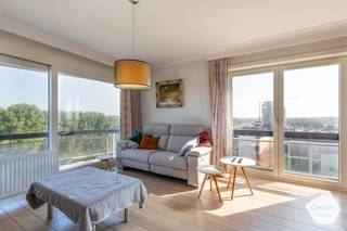Dit <strong>instapklare</strong> <strong>hoekappartement</strong> geniet van een <strong>uitstekende</strong> en <strong>rustige</strong> <strong>ligging</strong>, op wandelafstand van het strand en het openbaar vervoer.<br /><br />Via de ruime inkomhal betreedt u de <strong>lichtrijke</strong> <strong>leefruimte</strong>, afgewerkt met een <strong>kwalitatieve</strong> <strong>vloer</strong>. Dankzij de hoekligging beschikt het appartement over <strong>grote</strong> <strong>raampartijen</strong> aan twee zijden, wat zorgt voor een optimale <strong>natuurlijke</strong> <strong>lichtinval</strong> en een aangenaam ruimtegevoel. Vanuit de leefruimte geniet u van een <strong>prachtig</strong> <strong>uitzicht</strong> op de <strong>duinen</strong>. Aansluitend bevindt zich de <strong>functioneel</strong> <strong>ingerichte</strong> <strong>keuken</strong>, voorzien van alle noodzakelijke toestellen en voorzieningen.<br />Verder omvat het appartement een afzonderlijk gastentoilet, een <strong>badkamer</strong> met een <strong>ruime</strong> <strong>inloopdouche</strong> en <strong>twee</strong> <strong>volwaardige</strong> <strong>slaapkamers</strong>. In één van de slaapkamers is een <strong>aansluiting</strong> voorzien voor de <strong>plaatsing</strong> van een <strong>wasmachine</strong> en <strong>droogkast</strong>. Beide slaapkamers bieden bovendien <strong>rechtstreeks</strong> <strong>toegang</strong> tot het <strong>zongerichte</strong> <strong>terras</strong>, waar u kunt genieten van een open en <strong>weids</strong> <strong>uitzicht</strong> over het <strong>hinterland</strong>.<br /><br />Op het gelijkvloers beschikt het appartement over een <strong>privatieve</strong> <strong>berging</strong>. Daarnaast is er een <strong>gemeenschappelijke</strong> <strong>fietsenberging</strong> aanwezig. De eigenaar biedt tevens de <strong>mogelijkheid</strong> om een <strong>afgesloten</strong> <strong>garagebox</strong> in het gebouw afzonderlijk <strong>aan</strong> <strong>te</strong> <strong>kopen</strong>.<br /><br />Het appartement is gelegen op de <strong>vierde</strong> <strong>verdieping</strong> en is vlot bereikbaar met de <strong>lift</strong>.<br /><br />Dankzij de uitstekende ligging, de kwalitatieve afwerking en de praktische indeling is dit appartement uitermate geschikt als vaste woonst, tweede verblijf of als investering.