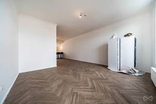 We Invest heeft het genoegen u deze charmante instapklare triplex van ±120 m² voor te stellen, gelegen in de Rotterdamstraat, achter de site van Tour & Taxis.<br />Strategisch gelegen in een wijk in volle ontwikkeling, vlak bij het stadscentrum en alle voorzieningen.<br /><br />De triplex biedt 3 gerenoveerde verdiepingen met kwaliteitsvolle materialen. Op het eerste niveau bevinden zich de leefruimtes: woonkamer, klein balkon, eetruimte met een centraal kookeiland, volledig uitgeruste keuken en een verborgen ruimte die kan dienen als badkamer, berging of andere functie.<br /><br />Op het tweede niveau vindt u twee slaapkamers (12 m² - 14 m²) en een badkamer met bad en douche.<br /><br />Op het laatste niveau bevindt zich een extra ruimte van 15 m² die naar eigen smaak kan worden ingericht en een adembenemend uitzicht biedt.<br /><br />Een fietsenberging en een kelder maken dit pand compleet. Individuele lasten, geen gemeenschappelijke kosten!<br /><br />Het EPC voldoet aan de normen van 2050. EPC-score C met 148 kWh/m²/jaar. Elektriciteit conform tot 2047.<br /><br />Info en bezoeken: maxime.l@weinvest.be<br /> of 02 315 77 22.<br /> or +32 2 315 77 22.