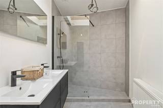 <p><span>Completely renovated house for sale in the heart of Moorslede.</span></p><p><span>The home also features no less than 3 bedrooms with possibility of creating 2 additional rooms in the attic.</span></p>