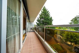 Evere – We Invest biedt dit mooie appartement met 3 slaapkamers aan, gelegen in een goed beheerd gebouw. ​​Het pand geniet van een ideale ligging nabij het Bon Pasteur-park, de begraafplaats van Evere en diverse voorzieningen (openbaar vervoer, winkels, scholen, restaurants, enz.). Het appartement dient gerenoveerd te worden en beschikt over terrassen en garageboxen. De indeling is als volgt: inkomhal met vestiairehoek, ruime en lichte woonkamer met toegang tot het eerste terras, aparte keuken (die eventueel opengetrokken kan worden), nachthal, drie slaapkamers met toegang tot het tweede terras, een vernieuwde doucheruimte met dubbele wastafel en aansluiting voor een wasmachine, een apart toilet en een kelder. Twee garageboxen zijn beschikbaar tegen een meerprijs (€ 25.000 per stuk). EPC-score: B-. Beschikbaar bij het verlijden van de akte. Zeker een bezoek waard! 02 217 22 91