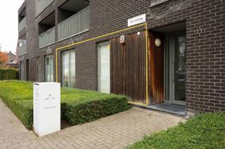 RUIME LICHTRIJKE PRAKTIJK IN EEN GELIJKVLOERSAPPARTEMENT MET PRIVÉ-TUIN;Ontdek deze eigentijdse praktijk/appartement van ca. 95 m² met veel...