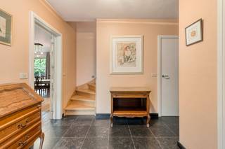Deze ruime en lichtrijke villa met een bewoonbare oppervlakte van maar liefst 288 m² bevindt zich op een perceel van 636 m² en is centraal gelegen in Oostrozebeke. Dankzij de vele raampartijen geniet je hier van een aangename lichtinval en een open gevoel van ruimte.Dit huis in de Onze Lieve Vrouwestraat te Oostrozebeke heeft volgende indeling:Gelijkvloers:- Zeer ruime leefruimte met grote raampartijen- Keuken - Slaapkamer met ensuite badkamer- Apart toilet1ste verdiep:- Slaapkamer- Tweede badkamerZolderverdiep:- Ruime zolder (mogelijkheid voor 3e kleine kamer)Buiten:Grote, zonnige tuin met zuidwestelijke oriëntatieIdeaal om de gehele dag te genieten van de zonSpecifieke kenmerken:- Veel ruimte en licht dankzij grote raampartijen- Mogelijkheid om gelijkvloers te wonen- Regenput aanwezig ( 10.000l)- Grote tuin met gunstige oriëntatie (zuidwest)- Centrale ligging in Oostrozebeke, nabij winkels, scholen en verbindingswegenBen je op zoek naar een ruime woning met raampartijen om u tegen te zeggen en de mogelijkheid om beneden te wonen? Neem dan zeker contact op en ontdek zelf de troeven van deze woning. Zeker een bezoek waard!De eigendom wordt aangeboden via de Pre-sale formule. Op 30/05/2026 tussen 10:00 en 12:00 kan u de woning op afspraak komen bezichtigen en een bod uitbrengen. De vermelde prijs is een instelprijs. Voor meer info, gelieve contact op te nemen met de dossierverantwoordelijke.Bestuursmaatregelen in het maatregelenregister: nee
