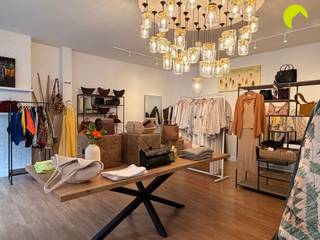 Prachtige handelsruimte in de winkelstraat van Kontich! Recht in het centrum in het midden van de winkelstraat van Kontich vinden we dit ruim...