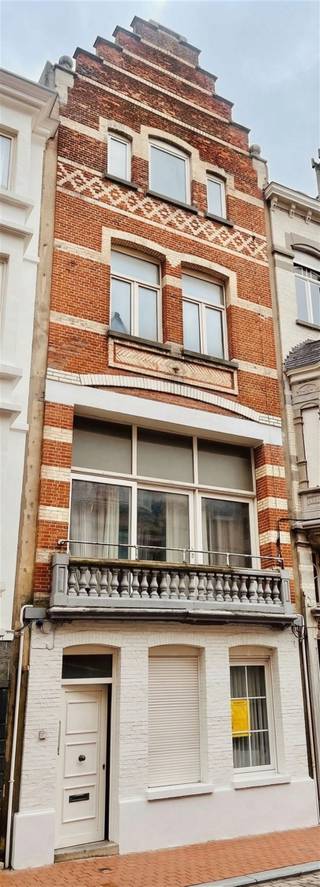 <p><span>                   Meergezinswoning met reeds vergunde plannen!!</span></p><p><span> </span></p><p><span>Gelegen in het hart van Blankenberge, biedt deze locatie vlotte toegang tot winkels, restaurants, en het prachtige strand. De structuur is ontworpen om optimaal gebruik te maken van natuurlijke lichtinval, met strategisch geplaatste ramen en een moderne architectonische stijl. </span></p><p><span> </span></p><p><span>Met ruimte voor persoonlijke aanpassingen en configuraties, heeft u de vrijheid om de ruimte geheel naar uw wens in te richten. Dit is uw kans om een pand te creëren dat zowel comfortabel als functioneel is, in een bruisende omgeving. </span></p><p><span> </span></p><p><span>Grijp deze unieke kans om een project te realiseren in een van de meest gewilde kustlocaties van België!</span></p><p><span>U bent op zoek naar een kleinschalig project op enkele stappen van zee en centrum.</span></p><p><span>Bel 050/41.55.50</span></p>