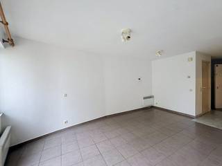 Gezellige studio te huur met zijdelings zeezicht in Oostende<br />Deze lichtrijke en strategisch gelegen studio is gelegen in een rustige residentie te Oostende. Dankzij de uitstekende en gunstige ligging geniet u dagelijks van een heerlijk vakantiegevoel, met het strand, gezellige winkels, openbaar vervoer en de zeedijk op wandelafstand.<br /><br />Indeling:<br />-Uitnodigende inkomhal met voldoende ruimte voor extra kasten<br />-Lichtrijke leefruimte <br />-Praktische keuken<br />-Functionele badkamer uitgerust met een lavabo, toilet en douche/ligbad<br />-Gezellig balkon met een prachtig, zijdelings zicht op de zee<br /><br />Troeven:<br />-Zijdelings zeezicht <br />- Centrale en gunstige locatie <br /><br />Syndic : €50,-/maand<br /><br />Interesse?<br />Ben je geïnteresseerd in deze studio te huur met zijdelings zeezicht in Oostende? Ga naar de website, klik op het pand dat je wenst te huren en vraag je bezoek aan via de voorziene knop. Na het invullen van een kort profiel nemen wij contact met je op voor een bezoek. Telefonisch kunnen er geen afspraken gemaakt worden.