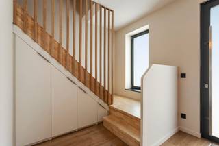 Deze schitterend afgewerkte woning werd in 2021 volledig gerenoveerd met oog voor kwaliteit, comfort en luxe. De aangename achterbouw zorgt voor...