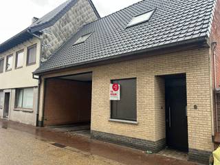 Warehouse of approximately 140 m² for rent in Meulebeke with spacious outdoor area and 2 sectional gates.The warehouse is located in the center...