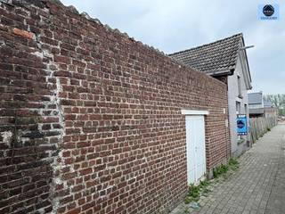 <p><span>TE RENOVEREN WONING</span></p><p><span>Richtprijs 125.000 euro</span></p><p><span> </span></p><p><span>Deze woning is gelegen in een rustig straatje en heeft een straatbreedte van +-8m.</span></p><p><span>Er is een binnenkoer en een tuintje aanwezig.</span></p><p><span>Mits de nodige renovatie kan je hier een leuk opbrengstpandje of starterswoning van maken.</span></p><p><span> </span></p><p><span>Stedenbouwkundig inlichtingen in aanvraag!</span></p><p><span>Aarzel niet en bel 0475/51.40.73 of e-mail <span>info@svena.be</span></span></p><p><span> </span></p><p><span>Deze gegevens zijn louter informatief en wij kunnen niet aansprakelijk gesteld worden voor eventuele onjuistheden.</span></p><p><span>De bewoonbare oppervlakte is slechts indicatief.</span></p><p><span> </span></p>