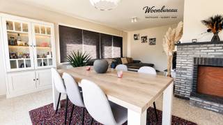 Bij het betreden van de woning kom je terecht in de ruime woonkamer, die dankzij de grote raampartijen geniet van een overvloed aan natuurlijk licht en voldoende plaats biedt voor een gezellige zit- en eetruimte. Aansluitend bevindt zich de volledig ingerichte keuken, die praktisch is ingericht en voorzien is van de nodige opberg- en werkruimte.<br /><br />De woning beschikt over drie volwaardige slaapkamers. Daarnaast is er een afzonderlijk bureau, ideaal voor thuiswerk, een hobbyruimte of studeerkamer. De ingerichte badkamer is modern afgewerkt en voorzien van een comfortabele inloopdouche en een badkamermeubel.<br /><br />Buiten geniet je van een ruime tuin met een terras, waar je in alle rust kan ontspannen of gezellig kan genieten van het buitenleven. Bovendien beschikt de woning over een garage, die niet alleen plaats biedt aan een wagen, maar ook extra opbergruimte voorziet.<br /><br />De woning is beschikbaar vanaf september 2026. De huurprijs bedraagt €1.000 per maand.<br /><br />Interesse in deze ruime open bebouwing met tuin en garage? Neem gerust contact met ons op voor meer informatie of om een bezichtiging in te plannen. Deze woning biedt alle troeven voor wie op zoek is naar comfortabel wonen in een aangename omgeving.