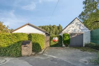 Deze charmante bungalow is rustig en landelijk gelegen in Aalbeke, nabij Kortrijk, en bevindt zich op een prachtig perceel van bijna 1.200 m².<br /><br />Bij het binnenkomen valt meteen de aangename, lichtrijke leefruimte op. Dankzij de grote raampartijen geniet u hier niet alleen van overvloedig natuurlijk licht, maar ook van een prachtig en rustgevend groen uitzicht op de omgeving.<br /><br />De woning beschikt verder over drie slaapkamers, een badkamer, een keuken en een praktische berging en een ruime zolder, die ideaal dienstdoet als stockageruimte.<br /><br />Verder is er de zeer ruime, aparte garage, die tal van mogelijkheden biedt voor het stallen van voertuigen, fietsen of het creëren van extra bergruimte.<br /><br />De woning is voorzien van een energiezuinige verwarmingsinstallatie met warmtepomp en zonnepanelen. Alle ramen zijn uitgevoerd in onderhoudsvriendelijk wit PVC en voorzien van dubbele beglazing, wat zorgt voor een aangenaam wooncomfort.<br /><br />Dankzij de rustige ligging, het ruime perceel en de mooie lichtinval biedt deze bungalow een unieke combinatie van comfort, privacy en landelijk wonen, en dit op korte afstand van Kortrijk.<br /><br />Een absolute troef van deze woning is de directe toegang tot het achterliggende Preshoekbos via de tuin. Zo geniet u vanuit uw eigen tuin meteen van de rust, privacy en natuurlijke omgeving, ideaal voor wie houdt van wandelen en genieten van het buitenleven.<br /><br />Plan snel uw bezoek in via www.albert.immo of bel naar Angélique op 0484/74 25 68.