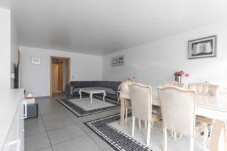 Roeselare-centrum: Recent ruim gelijkvloers appartement met 2 slaapkamers, tuin / patio en mogelijkheid aankoop van een garagebox. Op wandelafstand...