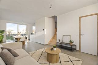 Prijs inclusief registratierechten en BTWWelkom in deze charmante woning in het hart van Bavikhove, een ideale plek voor gezinnen die op zoek zijn naar comfort en stijl. Deze woning biedt een brutowoonoppervlakte van 135m² en is gebouwd op een perceel van 170m². Binnen vindt u drie ruime slaapkamers, perfect voor een groeiend gezin. De moderne badkamer is elegant afgewerkt en heeft grote raampartijen die zorgen voor een overvloed aan natuurlijk licht.De open leefruimte ademt een uitnodigende sfeer met een naadloze verbinding tussen de woonkamer en de eetkamer, wat zorgt voor een ideale omgeving om te ontspannen of te entertainen. De keuken is strak en functioneel, voorzien van kwalitatieve toestellen en voldoende opbergruimte.De gezellige tuin is perfect om te genieten van zonnige dagen in alle privacy. Achteraan de verkaveling is een garagebox inbegrepen in deze aankoop!Dankzij de uitstekende locatie heeft u gemakkelijk toegang tot lokale voorzieningen, scholen en openbaar vervoer. Deze woning is een unieke kans voor iedereen die op zoek is naar een moderne en comfortabele thuis. Kom snel zelf een kijkje nemen en ontdek de mogelijkheden!