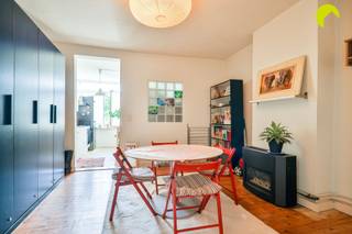 <p><span>Dit gezellige 1-slaapkamerappartement is gunstig gelegen in Wilrijk, op korte afstand van belangrijke invalswegen, parken, scholen, winkels en het openbaar vervoer. Dankzij de lage gemeenschappelijke kosten vormt dit een interessante opportuniteit voor zowel starters als investeerders.</span></p><p><span>Indeling:</span></p><p><span>Via de gemeenschappelijke inkomhal bereiken we met de trap de eerste verdieping, waar het appartement zich bevindt.</span></p><p><span>Bij het betreden van het appartement komen we in de lichtrijke woonkamer, die aansluit op de keuken. Vanuit de ruime tussenkamer is er toegang tot de slaapkamer. De badkamer is uitgerust met een ligbad, een lavabo en een toilet.</span></p><p><span>Bijzonderheden:</span></p><ul><li><span>Lage gemeenschappelijke kosten: 25/maand (water en minuterie) + blokpolis</span></li><li><span>Energiezuinig appartement met EPC-label B (144 kWh/m²/jaar)</span></li><li><span>Conforme elektrische installatie</span></li><li><span>Asbestveilig</span></li><li><span>P-score: A en G-score: A</span></li><li><span>Momenteel verhuurd aan €727/maand</span></li></ul><p><span> </span></p><p><span>Voor meer informatie of een bezoek ter plaatse kunt u ons bereiken op 03 449 42 41 of via <span>hallo@habicom.be</span></span></p><p><span>Benieuwd naar de waarde van jouw woning? Check het gratis op <span>www.watismijnhuiswaard.be</span></span><span> </span></p><p><span> </span></p>