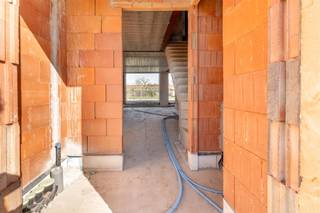 <p><span><strong>KIJKDAG ZA 11/04 | 6% BTW MOGELIJK | ENERGIEZUINIGE EN KWALITATIEVE NIEUWBOUWWONING MET CARPORT EN 3 SLAAPKAMERS </strong></span><br /><span>Deze kwalitatieve nieuwbouwwoning is centraal gelegen in Vinkt op slechts 6 min. van Deinze, op 10 min. van Aalter en op wandelafstand van bakker, slager, school, sporthal en supermarkt. </span><br /><span>Deze woning heeft een optimale indeling met ruime leefruimte en open keuken, voldoende bergruimte, carport én 3 volwaardige slaapkamers.</span><br /><span>De warmtepomp met vloerverwarming en passieve koeling op 2 verdiepen, zonnepanelen, maximale isolatie en ventilatiesysteem D dragen bij tot een zeer energiezuinige eigendom.</span><br /><span>Dit alles op een mooi perceel van 202m² en met de mogelijkheid van het verlaagde 6% btw-tarief.</span><br /><span>Kijkdag op afspraak zaterdag 11 april, mail of bel om jouw afspraak vast te leggen. </span></p><p><span><strong>INDELING:</strong></span><br /><span>We komen binnen in de inkomhal met afzonderlijk toilet. Vanuit de inkom komen we terecht in de ruime leefruimte met open keuken.</span><br /><span>De leefruimte biedt grote raampartijen die voor een natuurlijke lichtinval alsook een mooi zicht op te tuin zorgen.</span><br /><span>Vanuit de keuken heeft men rechtstreekse toegang naar de wasplaats/berging.</span><br /><span>Op het verdiep vinden we de nachthal met afzonderlijk toilet en toegang tot 3 volwaardige slaapkamers en de badkamer met inloopdouche en dubbele lavabo met meubel.</span><br /><span>Buiten kan men genieten van een mooie tuin met afgewerkt terras. Tot slot is er een inpandige carport voorzien en geniet men een extra staanplaats op de oprit.</span><br /><span>De woning wordt volledig afgewerkt opgeleverd met inspraak van materiaalkeuze.</span><br /><span>Het lastenboek is beschikbaar en kan men raadplegen op aanvraag.</span></p><p><span><strong>TROEVEN:</strong></span><br /><span>- Warmtepomp met vloerverwarming en passieve koeling</span><br /><span>- Zonnepanelen aanwezig</span><br /><span>- 3 ruime slaapkamers</span><br /><span>- Carport + aangelegd terras</span><br /><span>- Regenwaterput 10.000L</span></p>