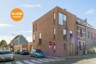 Deze triplexwoning heeft een aparte inkom aan de Stationsstraat en verrast met een moderne en innovatieve indeling. <br /><br />De leefruimte in loftstijl bevindt zich op de tweede verdieping en biedt een open en lichtrijke beleving, met een aansluitende leefkeuken en een extra grote berging. Hier bevindt zich ook een gastentoilet, wat het comfort compleet maakt. Het zuidgerichte terras is zijdelings afgeschermd voor optimale privacy.<br /><br />De woning beschikt over twee volwaardige slaapkamers: één op het gelijkvloers en één op de eerste verdieping. Beide slaapkamers zijn ruim genoeg voor een dubbel bed en een dressingkast en hebben elk een badkamer met dubbele wastafel, douche en toilet.<br /><br />Dankzij de flexibele indeling is deze woning geschikt voor een gezin, koppel, maar ook ideaal voor co-housing of eventueel iemand met een zelfstandige activiteit.<br /><br />Extra troef: een zeer ruime garage (aan te kopen voor €40.000,-), gelegen in de Ambachtsstraat. Deze biedt plaats aan een wagen, fietsen, afvalcontainers én heeft de mogelijkheid tot aansluiting van een laadpaal, rechtstreeks verbonden met de meterkast van de woning.<br /><br />*Vloerverwarming mét vloerkoeling, warmtepomp en zonnepanelen inbegrepen<br />*E-peil 10 (ver onder de norm), wat betekent: 5 jaar vrijstelling van onroerende voorheffing<br />*Mogelijkheid aankoop aan 6% BTW.