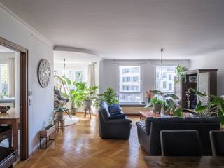<strong>Uniek appartement met uitzonderlijk terras en spectaculair uitzicht</strong><br /><br /><span><span><span><span><span>Dit appartement onderscheidt zich <strong>door zijn ruime terras van ca. 40 m² met uniek uitzicht</strong>, zijn <strong>bruikbare vloeroppervlakte van 139 m²,</strong> zijn <strong>gegeerde ligging en lage EPC-score (138).</strong></span></span></span></span></span><br /><br />De perfecte uitvalsbasis voor wie op zoek is naar <strong>een ruim en instapklaar appartement met parkeermogelijkheden</strong>. Strategisch gelegen tussen het station <strong>Gent-Sint-Pieters en het stadscentrum.</strong> Bovendien zorgt de ligging voor <strong>een uitstekende bereikbaarheid</strong> dankzij de vlotte verbinding met belangrijkste invalswegen.<br /><br /><span><span><span><span><span>Het appartement, dat steeds <strong>met grote zorg werd onderhouden</strong>, beschikt over een <strong>praktische indeling</strong> met een grote leefruimte en eetplaats die samen één geheel vormen. Aansluitend aan de eetplaats bevindt zich <strong>een ruime keuken</strong> met plaats voor een ontbijttafel en <strong>een bijkeuken/wasplaats</strong>. Via <strong>de ruime inkomhal</strong> met gastentoilet krijgen we toegang tot de <strong>achtergelegen badkamer en de drie slaapkamers</strong>, waarvan één kamer momenteel dienstdoet als dressing. Via deze kamer bereiken we ook <strong>het terras</strong>, dat met zijn <strong>uitzonderlijke oppervlakte </strong>en <strong>uitzicht op het groen een unieke meerwaarde </strong>biedt.</span></span></span></span></span><br /><br /><span><span><span><span><span><strong>Extra troeven</strong> zijn de <strong>zeer ruime kelderberging</strong>, de mogelijkheid tot het bijkopen van een ondergelegen en <strong>gemakkelijk toegankelijke staanplaats</strong>, en de algemeen <strong>zeer goede staat van de residentie.</strong></span></span></span></span></span><br /><br /><span><span><span><span><span><strong>Samengevat:</strong> <strong>een bijzondere opportuniteit dankzij het volume, de ligging en het uitzonderlijke terras.</strong></span></span></span></span></span>