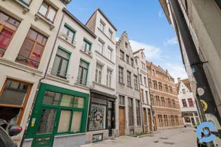 Bent u op zoek naar een zorgeloze vastgoedinvestering met een gegarandeerd rendement op een absolute AAA-ligging? Dan is dit pand precies wat u zoekt.<br /><br />Deze <strong>vergunde</strong> en volledig <strong>up-to-date</strong> opbrengsteigendom bevindt zich op een <strong>sublieme locatie</strong>, pal tussen de Vrijdagmarkt en de Grote Markt – het bruisende hart van de stad.<br /><br />Het handelsgelijkvloers, voorzien van terrasvergunning en kelderverdieping, doet momenteel dienst als horeca ruimte, maar is ook geschikt voor andere commerciële bestemmingen. <br /><br />Op de eerste verdieping bevindt zich een lichtrijk één slaapkamerappartement met een gezellig zonneterras. <br /><br />De tweede en derde verdieping vormen samen een charmante duplex met één slaapkamer en een fenomenaal dakterras.<br /><br />De totale maandelijkse huuropbrengst bedraagt 5.255€ wat een <strong>netto</strong> rendement geeft van 5,75%<br /><br />Het gebouw is <strong>energiezuinig</strong> uitgerust met<strong> 8 zonnepanelen</strong> en een <strong>thuisbatterij</strong> van 10 kWh.<br /><br />Verder beschikt het pand over tal van troeven: het is <strong>instapklaar</strong>, heeft <strong>gunstige EPC’s</strong>, overal <strong>dubbel glas</strong>, een conforme elektrische installatie en is bovendien <strong>asbestvrij</strong>.<br /><br />Kortom: een solide, toekomstgerichte investering op een uitzonderlijke locatie, met onmiddellijk rendement dankzij lopende huurovereenkomsten.<br /><br />Interesse?<br />Voor meer informatie of een bezoek ter plaatse: bel Nico op 0475/50 92 09.