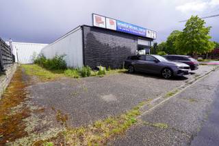 Hier je zaak, kabinet, winkel, restaurant,... openen is vanaf dag 1 volop inkomsten.<br />Er zijn 16 parkeerplaatsen op het terrein zelf,<br />Leveringen kunnen via de 4m hoge zij-ingang.<br /><br />De huidige huurder verlaat het pand in juni ek.