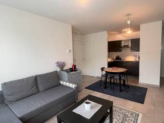 Dit modern appartement maakt deel uit van residentie Parkhof en hierbij heeft men extra aandacht gespendeerd aan wooncomfort en kwaliteitsvolle materialen. Indeling: een inkomhal, een woon- en eetkamer (24m²), een half-open keuken die is uitgerust met een koelkast, kookplaat, dampkap, vaatwasser en opbergkasten. Verder is er een slaapkamer (10m²), een wasplaats met aansluiting voor uw wasmachine/droogkast en technische installatie. Er is een badkamer met inloopdouche, lavabo en toilet. Op wandelafstand van winkels, openbaar vervoer, ... In de ondergrondse verdieping is er een privatieve bergplaats en een gemeenschappelijke fietsenstalling. Er is een lift in het gebouw aanwezig.