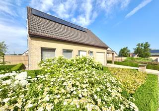 <p>Gelegen aan de Drafstraat in het bruisende Waregem en dichtbij het centrum, biedt deze mooie woning uit 1994 een uitzonderlijke kans voor iemand die op zoek is naar een vrijstaande en onderhoudsvriendelijke woning met alle comfort; Indeling: Inkomhal, vestiaire, gastentoilet, Lichtrijke woonkamer met plaats voor salon en eetplaats; Comfortabele keuken met Smeg toestellen, natuurstenen dienblad, gootsteen met uitgehoude druipzone, koelkast, microgolf, oven, zuigkap, brede elektrische kookplaat, aparte eethoek, veel kastruimte,...; doorgang naar de ruime garage met sectionale geautomatiseerde poort, wasplaats en hoek met technische uitrusting, zeer degelijke en goed onderhouden verwarmingsketel via stookolie (telkens onderhoud gehad met attesten - centrale verwarming) .. Aangelegde tuin met 2 terrassen en vijver, 1 open terras en 1 overdekt terras in padouk aansluitend aan de woning; Tuinhuis met verlichting; Recente carport in padouk (2024) en groenaanleg rondom; Boven: nachthal naar 3 volwaardige kamers waarvan 1 met dressing, recente badkamer met inloopdouche, wastafel met meubel en tweede toilet (2008); Elektrische screens op zonne-energie; Geïsoleerde bergzolder, toegankelijk via schuiftrap met luik; Vooraan is parking en een oprit; Het perceel is volledig omheind met duurzame materialen en een handig zijpoortje; EPC 217/C; 19 Zonnepanelen; Overal geschilderd, elektrische rolluiken; Dimbare verlichting; Vliegenramen; Regenwaterput 5.000L; Nieuwe ramen dd. 2022; Asbestveilig attest; Strategische ligging tussen Kortrijk en Gent, met vlotte verbindingen via E17, N43 en het station van Waregem. Ideaal voor pendelaars alsook dichtbij alles wat men nodig heeft aan winkels, bakker, slager, enz.. Beschikbaar: bij akte na betaling; Info en bezoek: info@elet.immo;</p>