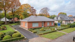 Goed onderhouden gelijkvloerse woning met 4 slaapkamers, garage en ruime zuidwestgerichte tuin te Essen HeikantDeze degelijk onderhouden woning...