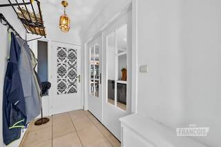 Deze instapklare woning geniet van een absolute topligging in het centrum van Diksmuide, pal aan het stadspark en op wandelafstand van de Grote Markt. Winkels, scholen, horeca en openbaar vervoer bevinden zich vlakbij, waardoor u geniet van alle comfort in een rustige en groene omgeving.<br /><br />Via de inkomhal met gastentoilet komt u in de lichtrijke leefruimte met open eetplaats. Aansluitend bevindt zich de functionele, ingerichte keuken met praktische berging die voor extra opbergruimte zorgt. Buiten vindt u een gezellige koer én een aangenaam dakterras, waar u in alle rust van de buitenlucht kunt genieten.<br /><br />Op de verdieping bevinden zich twee ruime slaapkamers en een verzorgde badkamer uitgerust met een dubbele lavabo en douche. Daarnaast beschikt de woning over een zolderkamer die perfect kan dienen als derde slaapkamer, bureau of hobbyruimte.<br /><br />De ramen werden vernieuwd in 2024 en zijn voorzien van hoogrendementsbeglazing, wat bijdraagt aan het wooncomfort en de energiezuinigheid.<br /><br />Dankzij de uitstekende ligging, de instapklare afwerking, de aangename buitenruimtes en de mogelijkheid tot drie slaapkamers is deze woning de ideale keuze voor starters, gezinnen én investeerders.<br /><br />De prijs is een vanafprijs. Elk bod gelijk aan of hoger dan de vermelde richtprijs wordt voorgelegd aan de eigenaar. De verkoper behoudt zich het recht voor om al dan niet in te gaan op een bod.<br /><br />