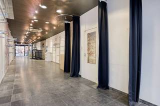 Bâtiment commercial caractéristique situé dans la rue commerçante de Turnhout. Le bâtiment est accessible à la fois par la Gasthuisstraat et par...