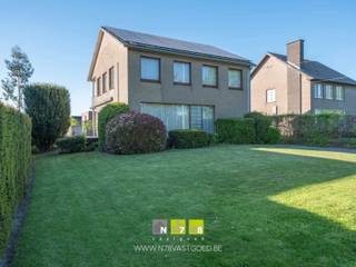 <p><span><strong>VRIJSTAANDE WONING MET 4 SLAAPKAMERS OP EEN PERCEEL VAN 9A72CA TE MAASEIK <br /><br />TROEVEN<br /></strong>- Gelegen dichtbij het centrum van Maaseik. Alle belangrijke voorzieningen in de buurt!<br />- Vlotte verbinding naar omliggende steden en de grens met Nederland.<br />- Prijs is onderhandelbaar! <br />- Kwalitatieve materialen met een hoogwaardige afwerking.<br />- EPC-label C. Geen renovatieverplichting! Spouwisolatie, vloerisolatie en dakisolatie aanwezig.<br />- Zonnepanelen met groenestroomcertificaten. <br />- Aanwezigheid van airco in verschillende ruimten. <br />- Rolluiken. <br />- Ruime woning met een behoorlijke bewoonbare oppervlakte.<br />- Inpandige garage. <br />- 2 terrassen met zicht op de prachtige achtertuin. <br />- Ruime voortuin met lange oprit. <br /><strong><br /></strong><strong>KELDERVERDIEPING -1 <br /></strong>- Kelderruimte 1 (4,23m x 7,00m = 29,61m²): inpandige garage, elektrische poort, omvormer zonnepanelen, betonvloer. <br />- Kelderruimte 2 (3,84m x 4,24m = 16,28m²): bergruimte, betonvloer. <br />- Kelderruimte 3 (4,70m x 5,90m = 27,73m²): watervoorziening, berging, betonvloer. <br />- Kelderruimte 4 (2,50m x 3,66m = 9,15m²): brander, stookolietank, Buderus-brander van 2012, betonvloer. <strong><br /><br />GELIJKVLOERS 00<br /></strong>- Inkomhal ((1,10m x 0,90m) + (1,90m x 2,31m) + (1,97m x 2,76m) = 10,82m²) : trap naar verdieping 1, tegelvloer. <br />- Woonkamer (4,73m x 8,66m = 40,96m²): veel lichtinval dankzij grote raampartijen, airco, sierhaard, schuifraam naar het terras, vloerconvectoren, parket. </span><br /><span>- Keuken (4,23m x 3,47m = 14,68m²): ingerichte keuken met eikenhout: onderkasten, bovenkasten, lades, keramische kookplaat, oven, combi-oven, koelkast, vaatwasser, tegelvloer. </span><br /><span>- Toilet (0,95m x 1,50m = 1,43m²): zittoilet, spoelbakje, wandbetegeling, tegelvloer. </span><br /><span>- Bureau (4,25m x 3,00m = 12,75m²): muziekinstallatie, parket. </span><br /><span>- Terras ((2,12m x 7,00m) + (2,12m x 6,50m) = 28,62m²): mooi zicht op de achtertuin, tegelvloer. </span><br /><br /><span><strong>VERDIEPING</strong> <strong>+01 </strong></span><br /><span>- Overloop ((1,70m x 5,60m) + (1,00m x 4,30m) = 13,82m²): trap naar het gelijkvloers, luik naar de zolder, parket. <br />- Badkamer ((1,04m x 0,84m) + (3,20m x 2,07m) = 5,74m²): ingericht badmeubel met dubbele lavabo, onderkasten, kolomkasten, spiegel; hangtoilet, ligbad met douchescherm, wandbetegeling, deur naar terras op verdieping 1, tegelvloer. <br />- Slaapkamer 1 (4,70m x 4,50m = 21,15m²): airco, parket. <br />- Slaapkamer 2 (3,62m x 3,81m = 13,79m²): inbouwkasten, parket. <br />- Slaapkamer 3 (3,10m x 3,55m = 11,01m²): inbouwkasten, parket. <br />- Slaapkamer 4 (3,28m x 4,28m = 14,04m²): airco, inbouwkasten, parket.<br />- Terras (3,70m x 2,12m = 7,84m²): mooi zicht op de achtertuin, tegelvloer. <br /><br /><strong>ZOLDERVERDIEPING</strong> <strong>+02 (9,16m x 3,50m = 32,06m²): </strong>betonvloer. </span><br /><br /><span><strong>EXTERIEUR | </strong>r</span><span>uime voortuin en achtertuin. <strong><br /></strong><br /><strong>36 ZONNEPANELEN SINDS 31/07/2012</strong><br />- De groencertificaten zullen overgedragen worden aan de koper, de kosten van registratie zijn hierop niet van toepassing! Vraag hierna achter jouw bezoek.<br />- In de verkoopprijs zit het volledige zonnepanelensysteem begrepen (zonnepanelen, omvormer, collectoren e.a. toebehoren).<br /><br /><br />Bekijkt u deze advertentie via een aanverwante vastgoedsite, surf dan zeker naar onze website <strong>www.N78vastgoed.be</strong> voor een uitgebreide beschrijving en foto's. <strong>Meer info: +32 (0)89 86 18 88 of info@N78vastgoed.be.</strong></span></p>