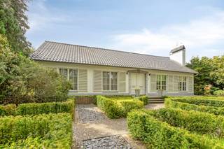 <p><span>Ben jij op zoek naar een ruime villa op een toplocatie? Dan hebben wij dé woning voor jou!</span></p><p><span> </span></p><p><span>Deze vrijstaande villa van 306 m² ligt op een royaal perceel van 17a 95ca in een zeer gewilde en rustige buurt van Maasmechelen. De ligging is bijzonder aantrekkelijk: op korte afstand bevindt zich Connecterra, de indrukwekkende toegangspoort tot het Nationaal Park Hoge Kempen. Hier vertrekken tal van wandel- en fietsroutes en geniet u van unieke panorama’s over het Maasland. Daarnaast ligt ook Maasmechelen Village op wandelafstand, met een ruim aanbod aan winkels en horecagelegenheden. Deze combinatie van natuur, ontspanning en voorzieningen maakt de ligging uitzonderlijk sterk.</span></p><p><span> </span></p><p><span>Het perceel is volledig afgesloten en bereikbaar via een elektrische poort die u kan oprijden via de zijstraat Ivan Orbanlaan, waardoor privacy en een vlotte toegang volledig gewaarborgd zijn.</span></p><p><span> </span></p><p><span>De woning heeft een praktische en flexibele indeling, met een aparte bureauruimte aan de voorzijde die ideaal is voor thuiswerk of studeren. De lichtrijke woonkamer en eetkamer zijn ruim opgezet en voorzien van een kwaliteitsvolle parketvloer, grote raampartijen, gashaard en airconditioning. Aansluitend bevindt zich de volledig uitgeruste keuken met granieten werkblad, kookplaat, oven en vaatwasser, die via een gezellige veranda uitzicht biedt op de tuin en het omliggende groen.</span></p><p><span> </span></p><p><span>Op het gelijkvloers bevinden zich twee volwaardige slaapkamers met ingebouwde kasten en een ruime badkamer met ligbad, inloopdouche en dubbele lavabo.</span></p><p><span> </span></p><p><span>Daarnaast beschikt de woning over een aparte ingang die leidt naar een bijkomende ruimte die momenteel ingericht is als extra leefruimte en slaapplaats, met aansluitend een praktische bijkeuken. Deze afzonderlijk toegankelijke ruimte vormt een belangrijke troef van de woning. Ze biedt de mogelijkheid om wonen en werken gescheiden te houden, bijvoorbeeld voor een zelfstandige activiteit of praktijk aan huis. Tegelijk is dit ideaal voor inwonende kinderen of ouders die graag hun eigen plek hebben binnen de woning, met behoud van privacy voor beide partijen. Ook als hobbyruimte, studio of gastenverblijf biedt deze aparte zone tal van mogelijkheden.</span></p><p><span> </span></p><p><span>Op de verdieping bevinden zich nog twee extra slaapkamers, waarvan één met ingebouwde kasten, een apart toilet, en een onafgewerkte zolder waardoor de woning perfect geschikt is voor grotere gezinnen of wie nood heeft aan extra ruimte.</span></p><p><span> </span></p><p><span><span>De huidige eigenaars investeerden de voorbije periode bovendien verder in de woning, waardoor vandaag een gunstig EPC-label C werd behaald. Dit zorgt niet alleen voor een betere energiezuinigheid, maar verhoogt ook het wooncomfort en de toekomstwaarde van de woning aanzienlijk. </span></span></p><p><span><br /></span></p><p><span><span></span>Met haar royale bewoonbare oppervlakte, flexibele indeling en apart toegankelijke, multifunctionele ruimte biedt deze villa niet alleen comfort, maar ook toekomstgerichte mogelijkheden. Deze woning combineert een toplocatie in een gewilde, groene omgeving met een indeling die ruimte, privacy en veelzijdig gebruik mogelijk maakt!</span></p><p><span> </span></p><p><span>Interesse? Plan gerust een bezoek en ontdek zelf de mogelijkheden van deze unieke villa! </span></p><p><span>Contacteer Diana via 0484.35.70.31 of <span>diana@jemar.be</span></span><span>.</span></p><p><span> </span></p><br />