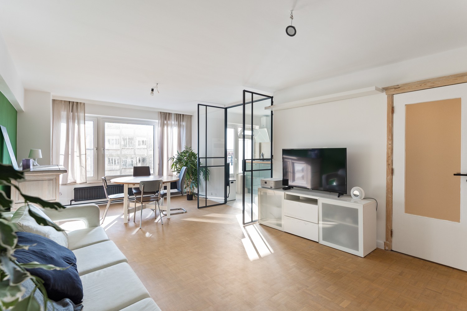 Gerenoveerd appartement met 2 slaapkamers en staanplaatsen te Antwerpen! - foto 4