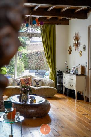 <br /><br />Deze karaktervolle herenwoning met een grote tuin is gelegen in het commercieel centrum van Menen. Deze stevige woning beschikt over allerlei charmante elementen. <br /><br />Indeling: Via de lichtrijke inkomhal kan je naar de polyvalente/praktijkruimte of de woonkamer gaan. Door de indeling op het gelijkvloerse en de 2 ingangen is dit pand geschikt voor vrije beroepen of kan zelf als kangoeroe woning dienst doen.<br /><br />De ruime leefruimte beschikt over veel authentieke elementen zoals hoge plafonds van 4 meter en eiken deuren. Vervolgens betreden we de ingerichte keuken die een prachtig zicht geeft op de zuidgerichte tuin. Aansluitend aan de keuken is er ook nog een berging voorzien.<br /><br />Op het 1ste verdiep bevinden zich 4 zeer ruime slaapkamers. Daarnaast kunnen we ook de badkamer terugvinden die is voorzien van een groot ligbad, douche, toilet en dubbele lavabo.<br />Vervolgens vinden we ook een polyvalente ruimte van 55m2 terug op het 1ste verdiep. Deze beschikt over een aparte ingang. Deze ruimte kan worden ingedeeld als woonruimte, schoonheidsinstituut,....<br /><br />Deze statige woning beschikt over een terras van 80 m² en een tuin (1300m²) met tal van mogelijkheden. <br /><br /><br /><span>Pluspunten</span><br /><span>- grote tuin<br />- nabij centrum en invalswegen<br />- polyvalente ruimte ideaal voor vrije beroeper<br />- ruime garage<br />- geen renovatieverplichting</span><br /><br />Meer info of een bezoek inplannen?<br />Neem gerust contact op met Kimoura via 0470 86 65 08 of kimoura@immolietaer.be