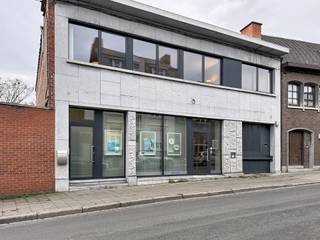 We Invest is pleased to present this 250 m² office space, ideally located on Rue Saint-Nicolas in Liège, close to Guillemins station, major roads and public transport. This strategic location offers excellent accessibility within an urban environment that brings together administrative, medical and service activities.<br /><br />Currently fitted out for banking activities, the space is spread over two floors. On the ground floor, an entrance hall leads to a secure airlock with a counter and interlocking system, ensuring filtered access. There is also an open-plan office serving three closed offices, a room for the night safe, a storage area and a corridor leading to the lift and two separate toilets. The lower level comprises a fitted kitchen, a meeting room, a vault room, an archive room, a third toilet, a technical room with boiler and a cellar.<br /><br />Technical features: centralised alarm system, CCTV cameras, hot/cold air heat pump heating, double-glazed aluminium window frames, and a lift connecting the two levels. Service charges are individual.<br /><br />These offices are ideal for a bank, insurance office, law firm, medical centre or any business looking for secure and immediately operational offices.<br /><br />Rent: €3,500/month – Available immediately.