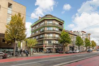 EPC en Grondplan kan u terugvinden bij "Documenten" op de Wellimmo-site<br /><br />Algemeen<br /><br />Dit appartement op de vierde verdieping beschikt over een bewoonbare oppervlakte van maar liefst 150m² en geniet van een unieke ligging recht tegenover de iconische concertzaal 'De Roma'. Met andere woorden: pal in het hart van Borgerhout: een buurt die bruist met een groot cultureel aanbod, gezellige cafés en restaurants op wandelafstand. Extra pluspunt: uitstekende verbinding met het openbaar vervoer dankzij de nabijgelegen tram- en bushaltes. Ook het centrum van Antwerpen bereikt u in enkele minuten met de fiets.<br /><br />Indeling<br /><br />Het hoekappartement bevindt zich op de vierde verdieping en is bereikbaar via een lift (conform) en een trap. Bij binnenkomst kom je meteen terecht in een grote inkomhal die toegang geeft tot alle kamers. Opvallend is de zeer lichte leefruimte. De keuken is ruim, dient eventueel naar eigen wens opgefrist te worden en geeft toegang tot een terras van 6m². Een doorlopend balkon over gans de hoek, vergroot nogmaals het gevoel van ruimte en licht. De volledige woning is voorzien van een mix aan parket- tegel en laminaatvloeren met over de ganse lijn elektrische vloerverwarming. Verder zijn er nog 3 ruime slaapkamers van respectievelijk 20m², 13,5m² en 12,5m². Daarnaast kom je er ook een handige berging tegen met ruimte voor wasmachine- en droogkast. Tot slot eindigen we in de ruime badkamer die beschikt over een ligbad, een dubbele wastafel en een toilet.<br /><br />Troeven<br />-Hoekappartement met zeer veel lichtinval<br />-150m²<br />-3 volwaardige slaapkamers<br />-Dak en lift reeds conform<br />-Terras<br />- Een veiligheidsdeur <br /><br />Interesse? Contacteer ons via info@wellimmo.net of bel naar 03 225 00 68