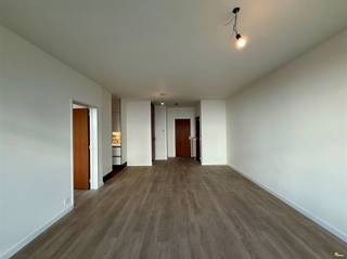 <p><span>In het centrum van Antwerpen, in de wijk Markgrave, vinden we dit ruim 1 slaapkamer appartement terug. </span></p><p><span>We hebben van hieruit een goede verbinding met het openbaar vervoer alsook naar op- en afritten van autostrades.</span></p><p><span>In de nabijheid vinden we het Hof van Leysen, het Harmoniepark en leuke bars om gezellig te vertoeven.</span></p><p><span> </span></p><p><span>Indeling:</span></p><p><span>We nemen de trap of lift tot op de tweede verdieping. We betreden het appartement en komen uit in een ruime en lichtrijke leefruimte. Er werd een vestiaire kast voorzien en een apart toilet met handenwasser. </span></p><p><span>Aansluitend vinden we de basic ingerichte keuken.</span></p><p><span> </span></p><p><span>De ruime slaapkamer (16m²) biedt toegang tot de badkamer. Deze is voorzien van een lavabo en een bad.</span></p><p><span> </span></p><p><span>Nuttige informatie:</span></p><ul><li><span>Gemeenschappelijke kosten: € 90, </span><span>inclusief:</span><span> provisie water, minuterie, onderhoud van de gemeenschappelijke delen en lift.</span></li><li><span>Huurwaarborg: 3 maanden</span></li><li><span>Plaatsbeschrijving: € 225 (per partij)</span></li><li><span>Beschikbaarheid: 01/03/2026</span></li><li><span>EPC: 147 kWh/m²</span></li></ul><p><span> </span></p><p><span>Boek nu zelf ONLINE uw afspraak in. Surf naar het betreffende eigendom op onze website <span>www.habicom.be</span></span><span> en klik op de roze knop </span><span>'Vraag je bezoek aan'</span><span>. </span></p><p><span>Voor meer info surf naar <span>www.habicom.be</span></span><span>.</span></p><p><span> </span></p>