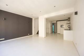 <p><span>Zoek je een kwalitatief gerenoveerd appartement met lage algemene kosten waar je zo in kan? Dan zit je hier met deze duplex goed. Denk: mooie gietvloer, twee badkamers, veel bergruimte, twee slaapkamers en een XL terras midden in de stad.</span></p><p><span> </span></p><p><span>Je komt het appartement op de tweede verdieping binnen in de centrale hal, waar de mooie gietvloer meteen opvalt. Rechts bevindt zich de open keuken die naadloos overgaat in de gezellige en lichtrijke leefruimte. Links leidt de nachthal naar de ruime slaapkamer, een praktische berging, Kleine badkamer en een apart gastentoilet.</span></p><p><span> </span></p><p><span>Ruime woonkamer met open keuken</span></p><p><span>Meteen rechts bij het binnenkomen bevindt zich de stijlvolle open keuken in L-vorm. Deze is volledig uitgerust en beschikt over alle hedendaagse comfort, waaronder een combi-oven, een volwaardige koelkast, een diepvriezer met drie vriesvakken, een vaatwasser, een inductiekookplaat, een dampkap en een dubbele spoelbak. Aansluitend bevindt zich de lichtrijke leefruimte, waar de kamerbrede en hoge raampartijen zorgen voor een aangename lichtinval gedurende de hele dag. De keuken en woonkamer vloeien naadloos in elkaar over dankzij de stijlvolle gietvloer.</span></p><p><span> </span></p><p><span>Tweede badkamer met slaapkamer</span></p><p><span>Links bij het binnenkomen bevindt zich een praktische technische berging met aansluitingen voor een wasmachine en droogkast, evenals de verwarmingsketel. Zo blijven alle technische installaties netjes uit het zicht en blijft de rest van het appartement mooi strak.</span></p><p><span>Aansluitend bereikt u de eerste badkamer. Een absolute troef van dit appartement is de aanwezigheid van twee volwaardige badkamers ideaal voor gezinnen of gasten. Naast de badkamer bevindt zich bovendien een apart gastentoilet.</span></p><p><span>Helemaal achteraan vindt u de eerste slaapkamer, afgewerkt met dezelfde hoogwaardige gietvloer die doorheen het volledige appartement werd doorgetrokken. Een bijzonder pluspunt is de aparte dressinghoek.</span></p><p><span> </span></p><p><span>Derde verdieping met XL terras </span></p><p><span>Via de inpandige trap bereikt u de derde verdieping, waar zich twee absolute blikvangers van dit appartement bevinden: het indrukwekkende dakterras en de uitzonderlijk ruime badkamer. De badkamer is afgewerkt in dezelfde stijlvolle materialen als de badkamer op de tweede verdieping en straalt pure luxe uit. Ze beschikt over een ruime inloopdouche, een groot ligbad, een tweede toilet en een handdoekradiator, waardoor deze ruimte perfect is om volledig tot rust te komen.</span></p><p><span>Op deze verdieping bevindt zich eveneens de tweede volwaardige slaapkamer. </span></p><p><span>De absolute eyecatcher is zonder twijfel het riante dakterras. Afgewerkt met een stijlvolle bankirai vloer vormt dit een unieke buitenruimte waar u in alle rust kunt genieten van de zon en een prachtig uitzicht over de stad. Een zeldzame troef die dit appartement naar een hoger niveau tilt.</span></p><p><span> </span></p><p><span>Levendige buurt met alles binnen handbereik</span></p><p><span>Gelegen in een bruisende wijk in Antwerpen Noord, zit je hier op wandelafstand van het Sint-Jansplein, een hotspot met tal van eetgelegenheden en internationale handelszaken. Ook de Paardenmarkt en het hippe Eilandje liggen vlakbij.</span></p><p><span>Mobiliteit is hier een grote troef: met het Centraal Station en de Rooseveltplaats op korte afstand heb je toegang tot een uitgebreid netwerk van trams en bussen. Ideaal voor zowel klanten als medewerkers.</span></p><p><span> </span></p>