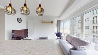 Mooi en recent gerenoveerd 1-slaapkamerappartement met ruim zijdelings zeezicht, gelegen op een uitstekende locatie vlak bij de kust. Dit instapklare appartement wordt volledig gemeubeld aangeboden en combineert comfort met een aantrekkelijke ligging.<br /><br />Bij binnenkomst kom je in een aangename en lichtrijke leefruimte die dankzij de grote ramen geniet van veel natuurlijk licht. De woonkamer sluit mooi aan op een praktische, volledig uitgeruste keuken, ideaal voor dagelijks gebruik of een verblijf aan zee.<br /><br />Het appartement beschikt over één comfortabele slaapkamer en een moderne badkamer. Alles is met zorg gerenoveerd, waardoor het geheel een frisse en verzorgde uitstraling heeft.<br />Dankzij het zijdelings zeezicht kan je dagelijks genieten van een ontspannen kustgevoel, terwijl winkels, openbaar vervoer en het strand zich op wandelafstand bevinden.<br /> 