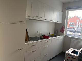 Op zoek naar een gezellig appartement in Eeklo? Dit duplex appartement met twee slaapkamer is beschikbaar vanaf 1 december 2026. <br /><br />Het appartement bevindt zich op de eerste verdieping en omvat een inkomhal met apart toilet, een lichtrijke woonkamer met open keuken en een praktische berging. Op de tweede verdieping bevinden zich de slaapkamers en de badkamer, uitgerust met een inloopdouche. <br /><br />Huurprijs € 750 per maand. <br />EPC 161 kWh/(m²jaar) - label B.<br />Beschikbaar 1 december 2026. <br /><br />Interesse of graag meer informatie? Neem gerust contact op!