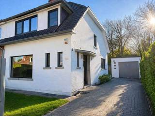 Charmante HOB op toplocatie in Elsdonk (Edegem)<br /><br />Deze halfopen bebouwing, gelegen in de gegeerde wijk Elsdonk te Edegem, biedt u een unieke combinatie van rust, comfort en bereikbaarheid.<br />De woning bevindt zich in een rustige, residentiële straat en geniet van een aangename, groene omgeving.<br /><br />Bij het betreden van de woning komt u binnen in de inkomhal met vestiaire en toegang tot het aparte gastentoilet met handenwasser. Daarnaast is er een droge kelder, ideaal als bergruimte en ingericht voor wasmachine, droogkast en diepvries.<br /><br />Het gelijkvloers omvat een lichtrijke leefruimte met zithoek en eetplaats, allen afgewerkt met massief eiken parket, die perfect aansluit op de open keuken. Dankzij de grote raampartijen (allemaal vernieuwd in 2024 - HR glas) geniet u hier van een overvloed aan natuurlijk licht en een aangenaam zicht op de voor- en achtertuin (Zuid-West).<br /><br />Op de eerste verdieping bevinden zich 2 ruime slaapkamers (15 m² &amp; 13 m²), een aparte bureauruimte en een badkamer uitgerust met een ligbad, dubbele lavabo en toilet. Zowel de slaapkamers, het bureau als de gang zijn net als beneden afgewerkt met massief vol eiken parket, wat een warme en tijdloze sfeer uitstraalt.<br /><br />Daarnaast beschikt de woning nog over een zolder die extra opslagmogelijkheden biedt. De lange oprit en zeer ruime garage zorgen bovendien voor voldoende parkeergelegenheid en extra opbergruimte.<br /><br />Buiten geniet u van een aangename ZW-georiënteerde tuin met zicht op groen, waardoor u ’s middags en ’s avonds volop van de zon kan genieten. Het is er heerlijk vertoeven in alle privacy, een perfecte plek om te ontspannen of gezellige momenten te delen met familie en vrienden.<br /><br />Interesse? Contacteer ons voor een bezoek!<br />KIJKDAGEN 18 en 19 april.<br /><br />jozefdeveusterstraat150@hotmail.com<br /><br />GEEN IMMO