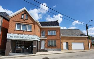 Bezoekdag donderdag 11/12 – bel 0488 85 81 84 In hartje Sint-Maria-Lierde staat deze verrassend ruime en uiterst veelzijdige woning met een...