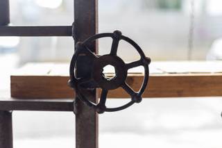 <span><span>In de <strong>Hendrik Consciencestraat te Roeselare</strong>, bieden wij u deze <strong>gelijkvloerse handelsruimte</strong> aan. Dit aangenaam ingerichte handelspand situeert zich in de <strong>stadskern</strong> van Roeselare en is gelegen in een commerciële omgeving, met veel passage, en dit vlakbij het station en op wandelafstand van de Grote Markt.<br /><br />Men beschikt over een <strong>mooie uit te spelen visibiliteit, door de hoekligging en de grote raampartijen</strong>. Het pand wordt verwarmd op <strong>centrale verwarming</strong> met radiatoren (collectieve verwarmingsketel gebouw). Alsook is de elektriciteit conform gekeurd.<br /><br /><u>De indeling van de ruimte is als volgt:</u> <strong>grote, nog vrij in te delen en in te richten handels- of kantoorruimte (55 m<sup>2</sup>)</strong>, met apart toilet en bergruimte voorzien van lavabo en afzuiging.<br /><br /><u>Enkele troeven:</u></span></span>
<ul>
	<li><span><span><strong>Uitermate geschikt als kantoor of praktijk voor dienstverlenende beroepen</strong> (bv. kapperszaak, interimkantoor, beautysalon, immokantoor, etc ...) of kleine handelszaak;</span></span></li>
	<li><span><span><strong>centraal en commercieel gelegen</strong> in de stadskern van Roeselare;</span></span></li>
	<li><span><span>goede bereikbaarheid;</span></span></li>
	<li><span><span><strong>conforme elektrische keuring</strong>;</span></span></li>
	<li><span><span>grote, nog vrij in te richten ruimte.</span></span></li>
</ul>
<span><span> Wenst u meer info of een bezoek ter plaatse? Neem contact met ons kantoor op het nummer 051 50 11 51 of via diksmuide@diksimmo.be.</span></span>